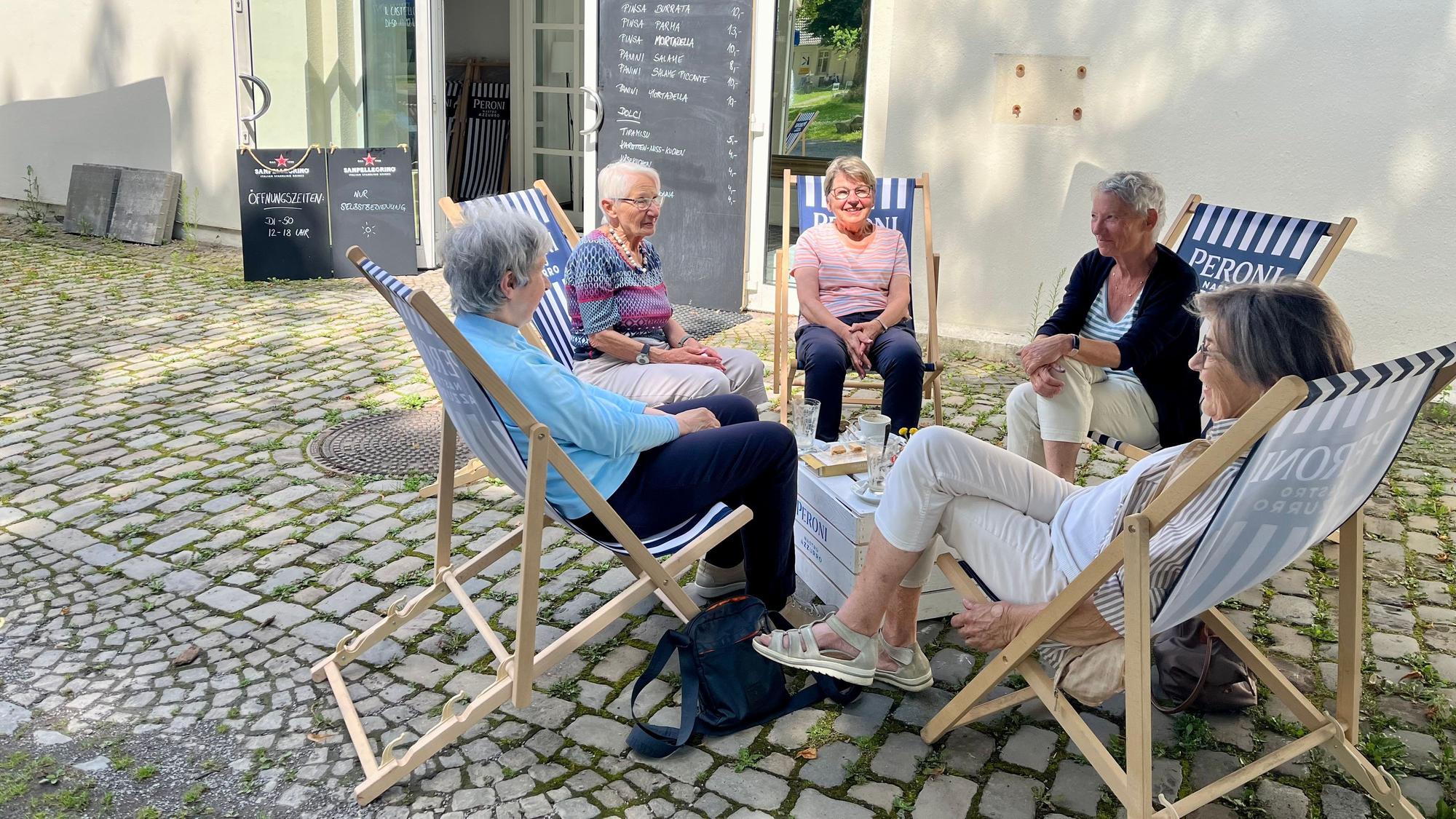 Frauen in Liegestühlen.