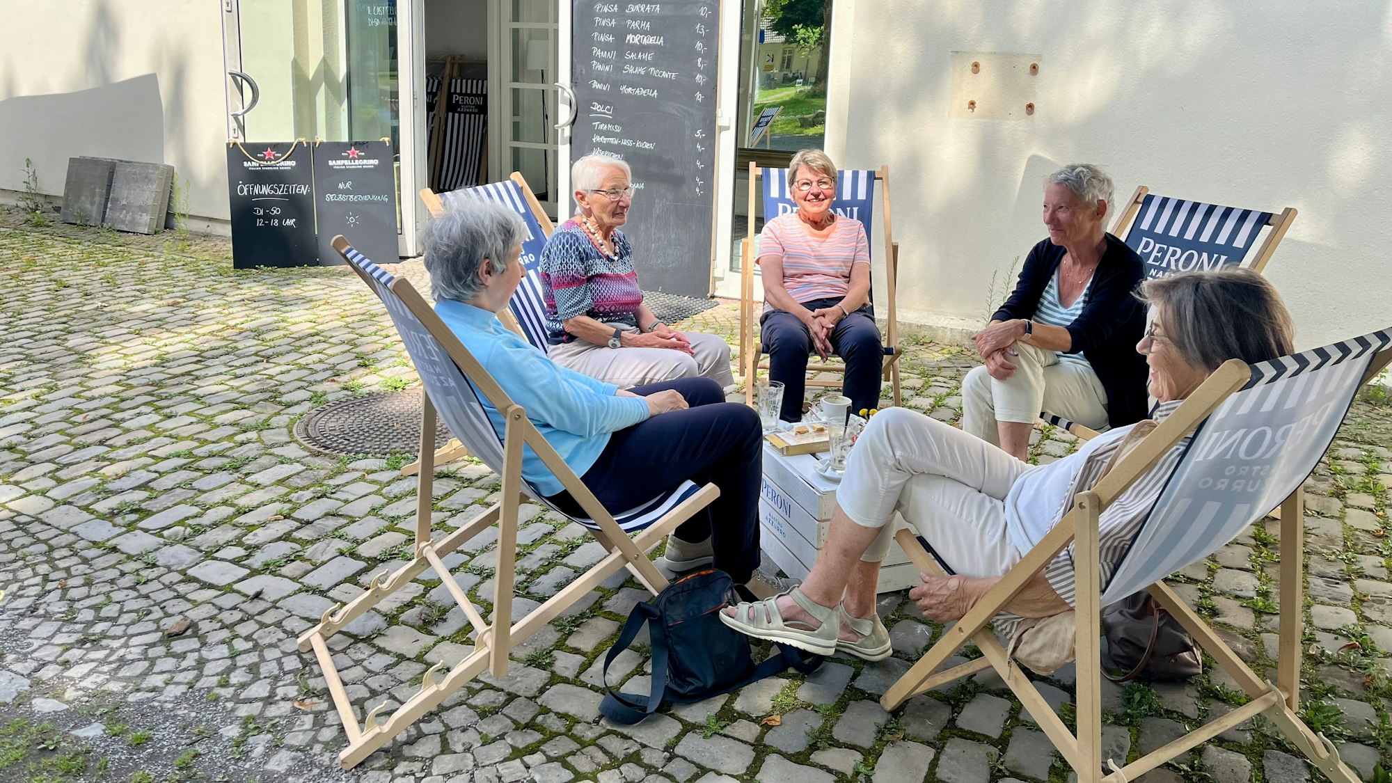 Frauen in Liegestühlen.