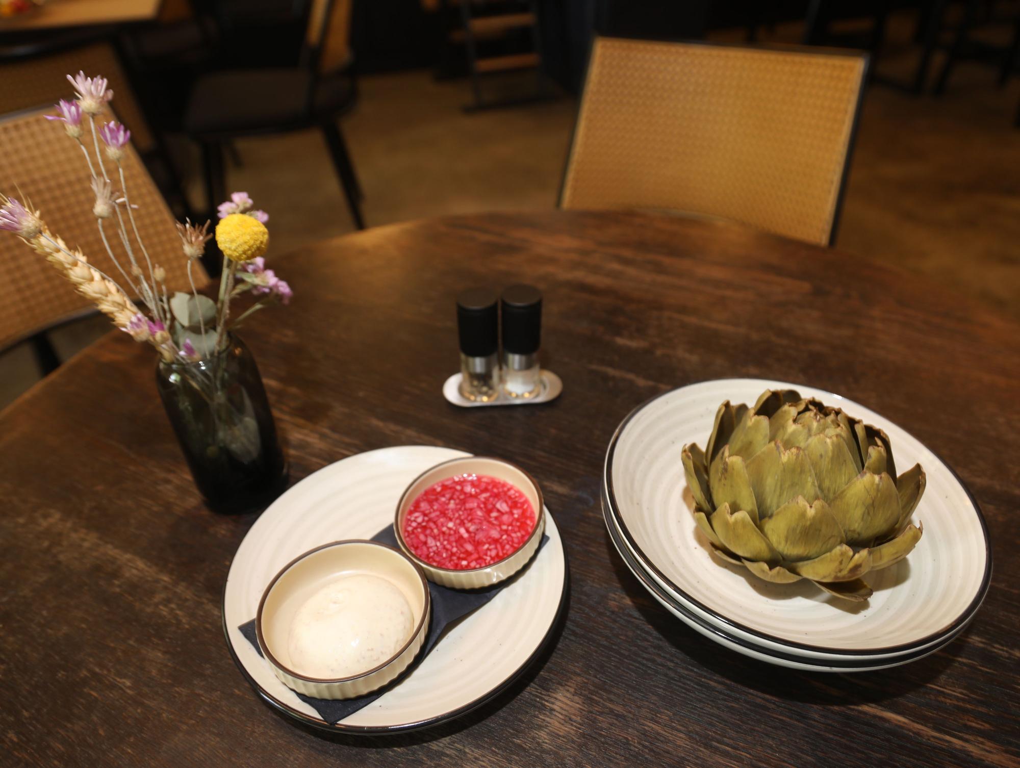 Artischocke mit Dip im Bistro Jung & Alt.