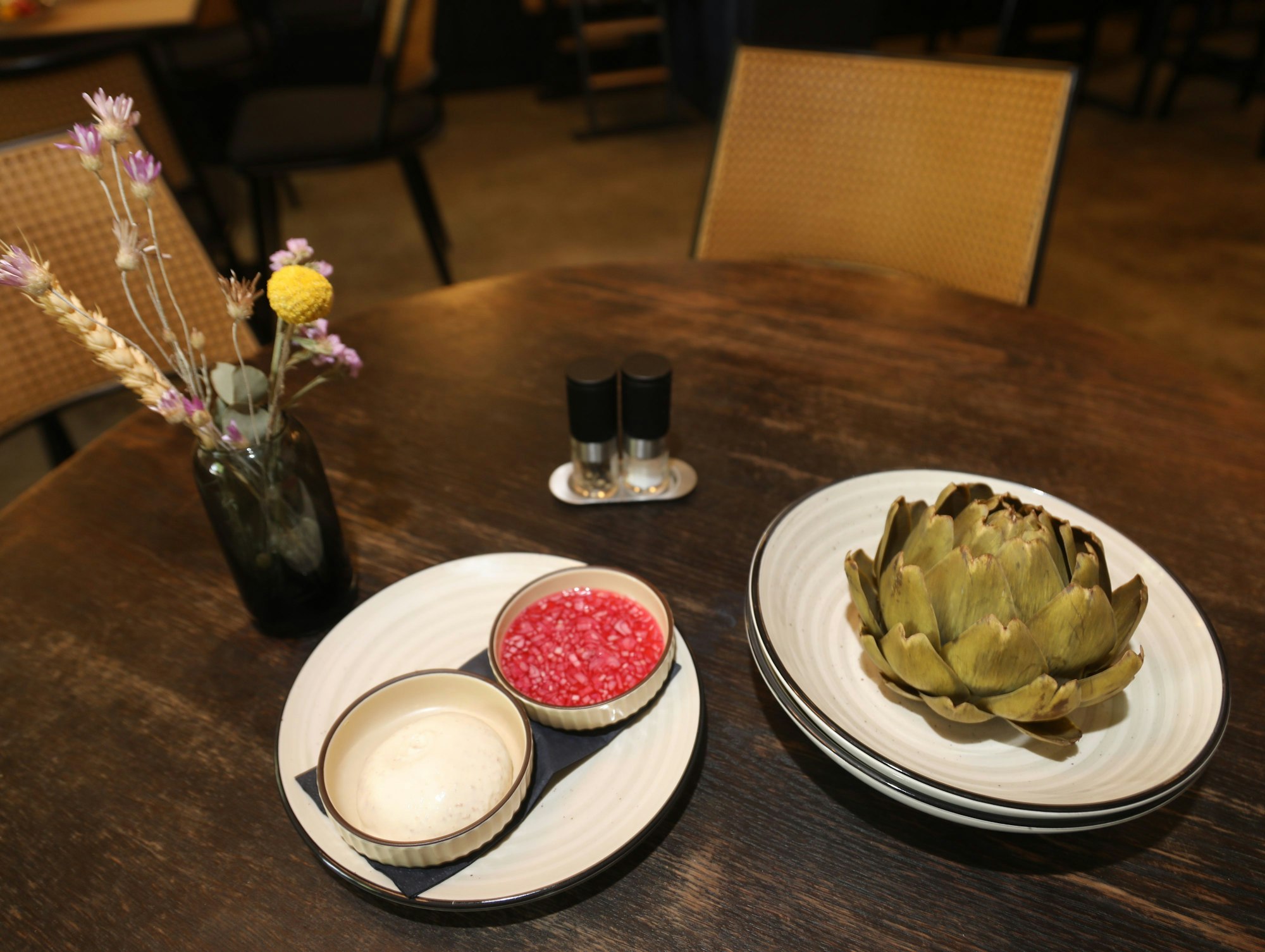 Artischocke mit Dip im Bistro Jung & Alt.