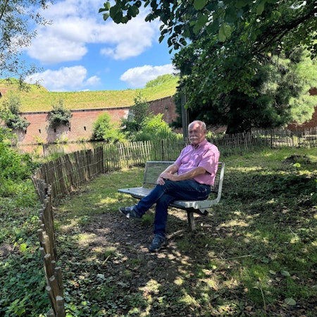 Hans-Josef Bülles sitzt an seinem Lieblingsplatz im Brückenkopfpark: Dem Ort der Stille hinter der Festung.