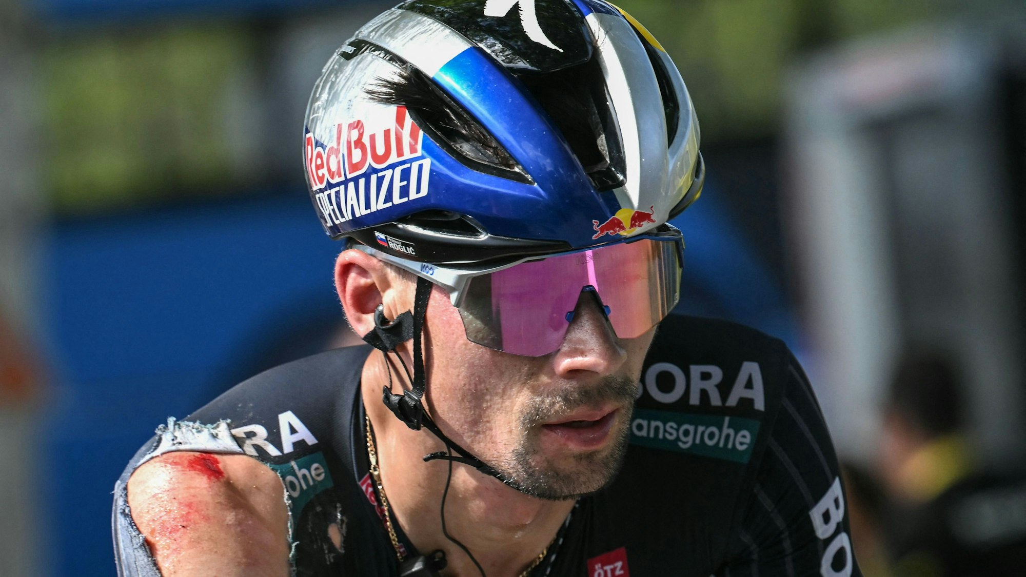 Primoz Roglic fährt nach einem Sturz mit Schürfwunden