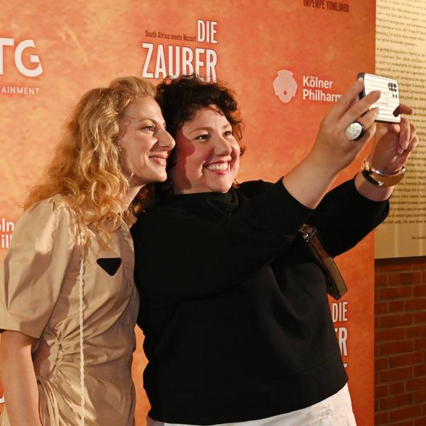 Meltem Kaptan macht auf dem Roten Teppich ein Selfie mit ihrer Schwester.
