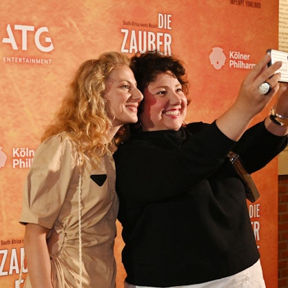 Meltem Kaptan macht auf dem Roten Teppich ein Selfie mit ihrer Schwester.