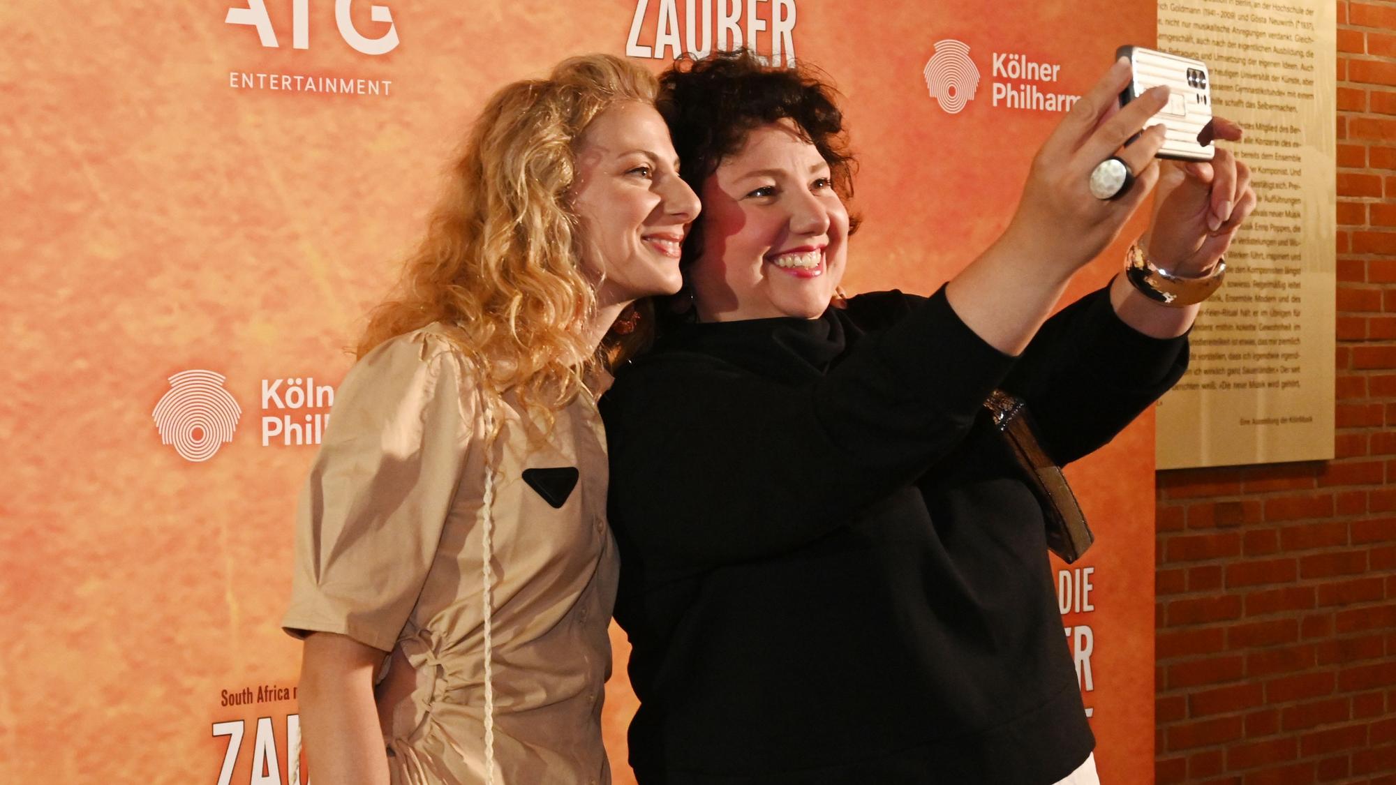 Meltem Kaptan macht auf dem Roten Teppich ein Selfie mit ihrer Schwester.