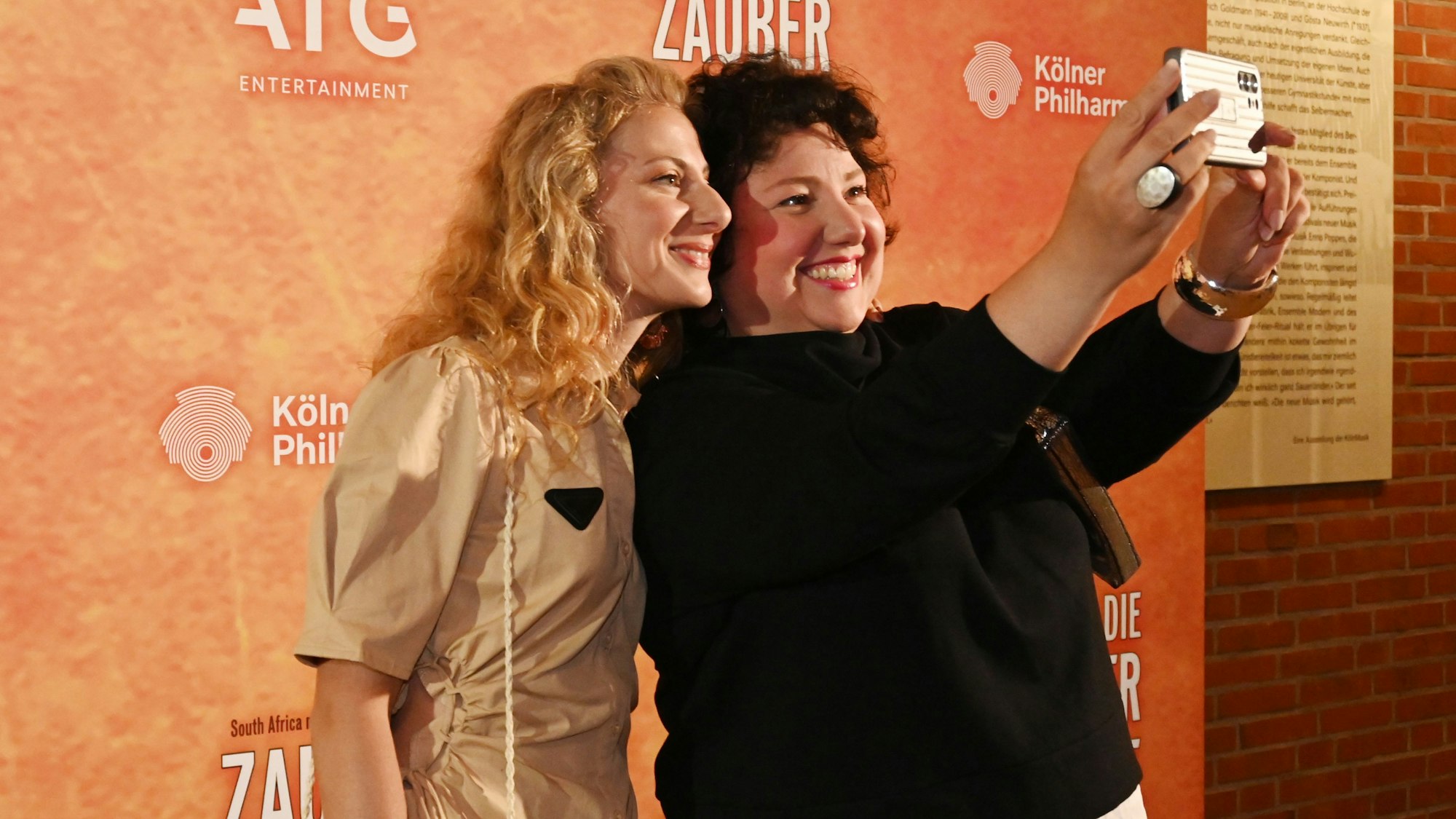 Meltem Kaptan macht auf dem Roten Teppich ein Selfie mit ihrer Schwester.