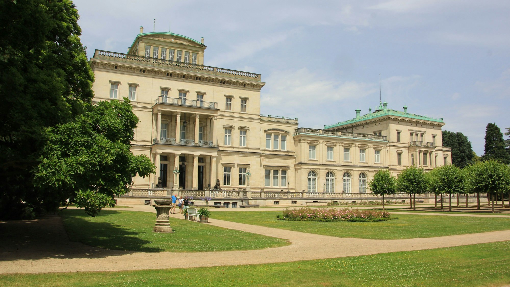 Südansicht der Villa Hügel in Essen mit Garten und Terrasse.
