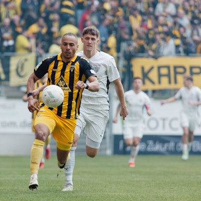 Aachen, Deutschland 27. April 2024: Regionalliga West - 2023/2024 - Alemannia Aachen vs. 1. FC Bocholt Im Bild: Robin Afamefuna Aachen mit Ball, Tivoli Nordrhein Westfalen *** Aachen, Germany 27 April 2024 Regionalliga West 2023 2024 Alemannia Aachen vs 1 FC Bocholt In the picture Robin Afamefuna Aachen with ball, Tivoli North Rhine-Westphalia Copyright: xFotostandx/xNiewelerx