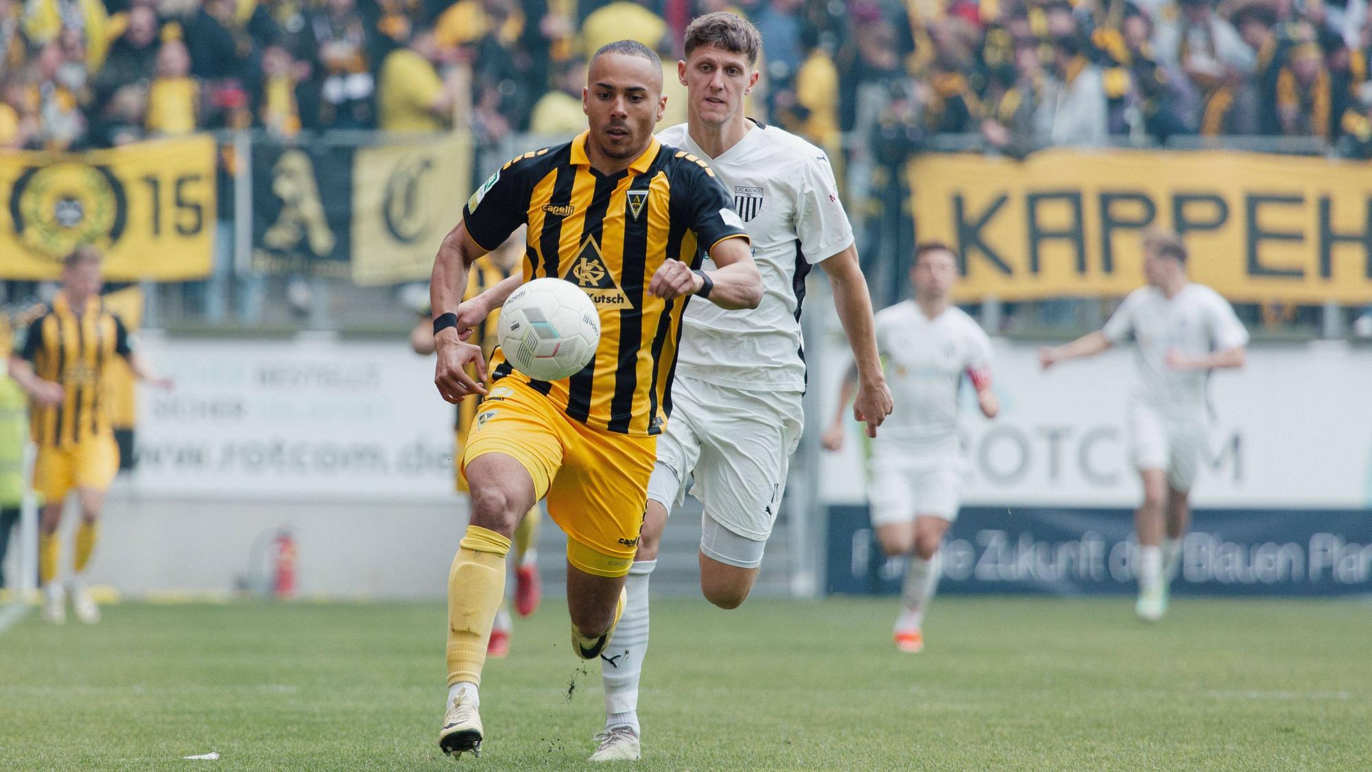 Aachen, Deutschland 27. April 2024: Regionalliga West - 2023/2024 - Alemannia Aachen vs. 1. FC Bocholt Im Bild: Robin Afamefuna Aachen mit Ball, Tivoli Nordrhein Westfalen *** Aachen, Germany 27 April 2024 Regionalliga West 2023 2024 Alemannia Aachen vs 1 FC Bocholt In the picture Robin Afamefuna Aachen with ball, Tivoli North Rhine-Westphalia Copyright: xFotostandx/xNiewelerx
