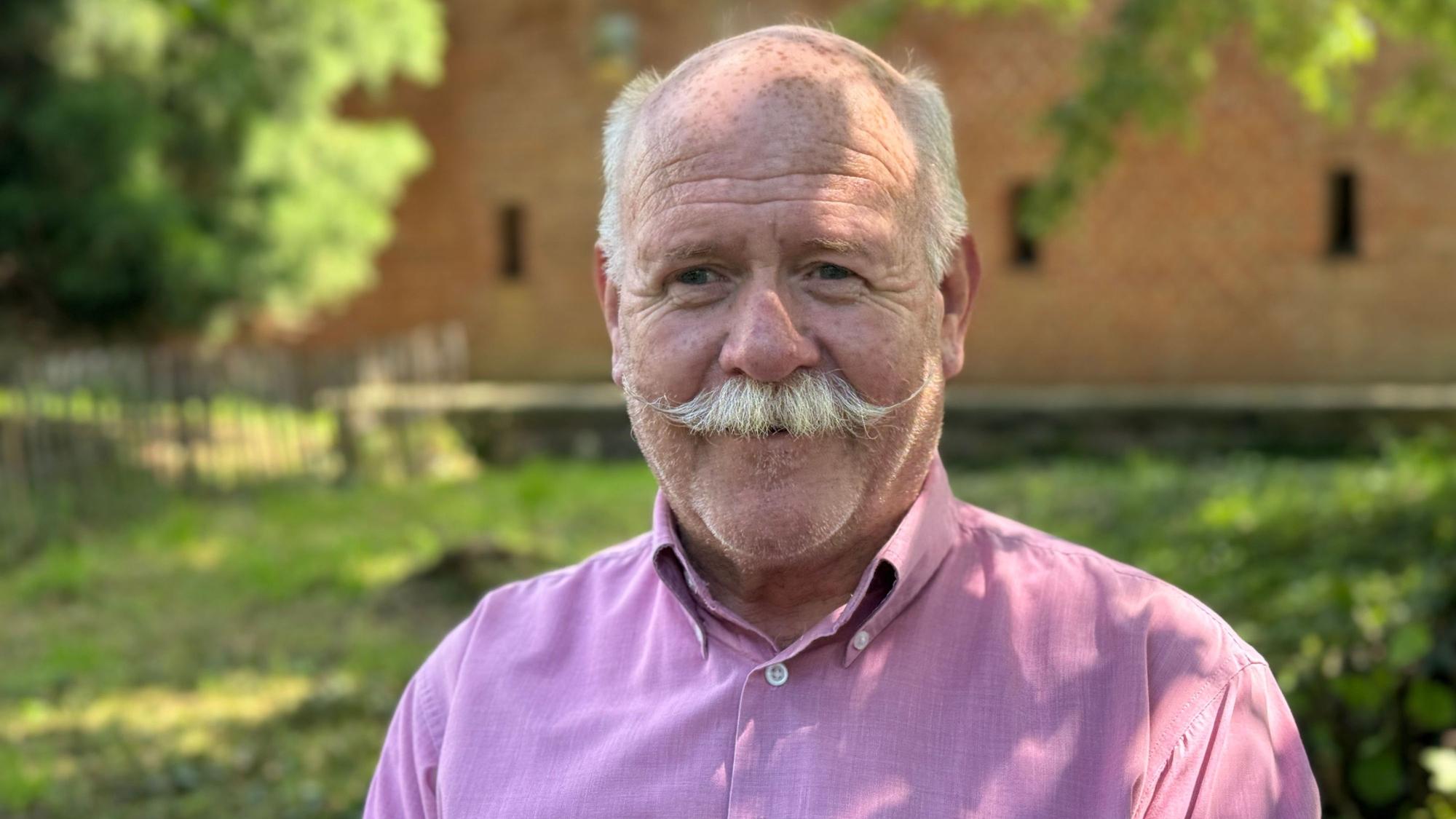 Hans-Josef Bülles sitzt im Brückenkopfpark in Jülich.
