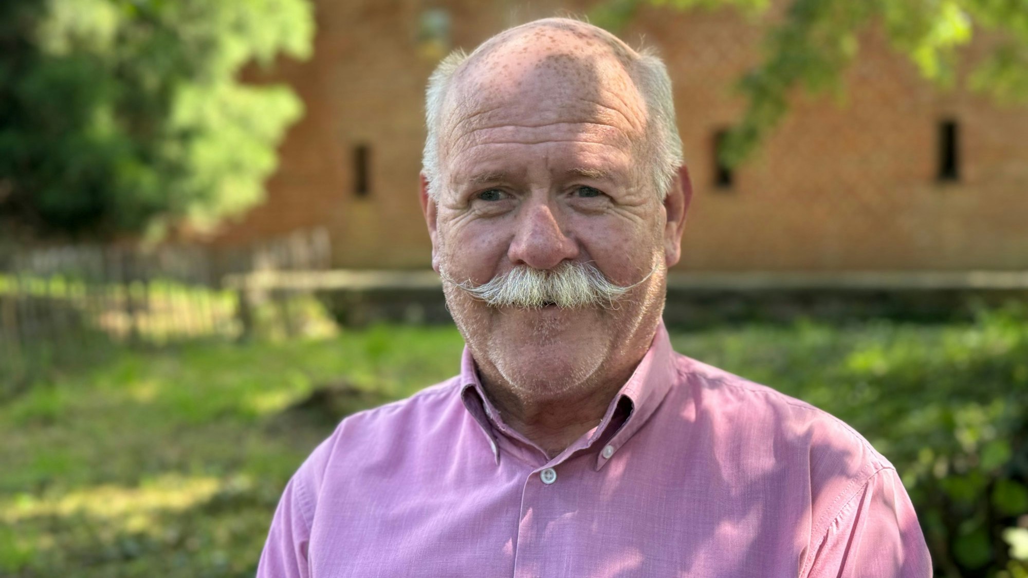 Hans-Josef Bülles sitzt im Brückenkopfpark in Jülich.