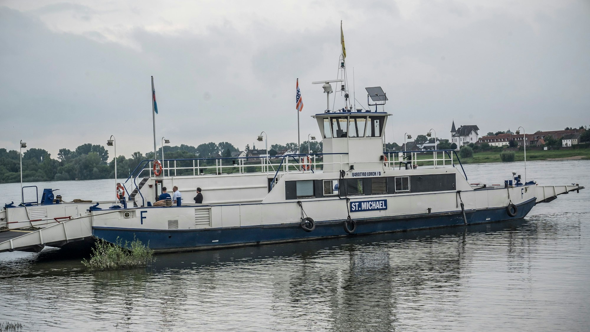 Die Fähre St. Michael hat in Hitdorf angelegt.