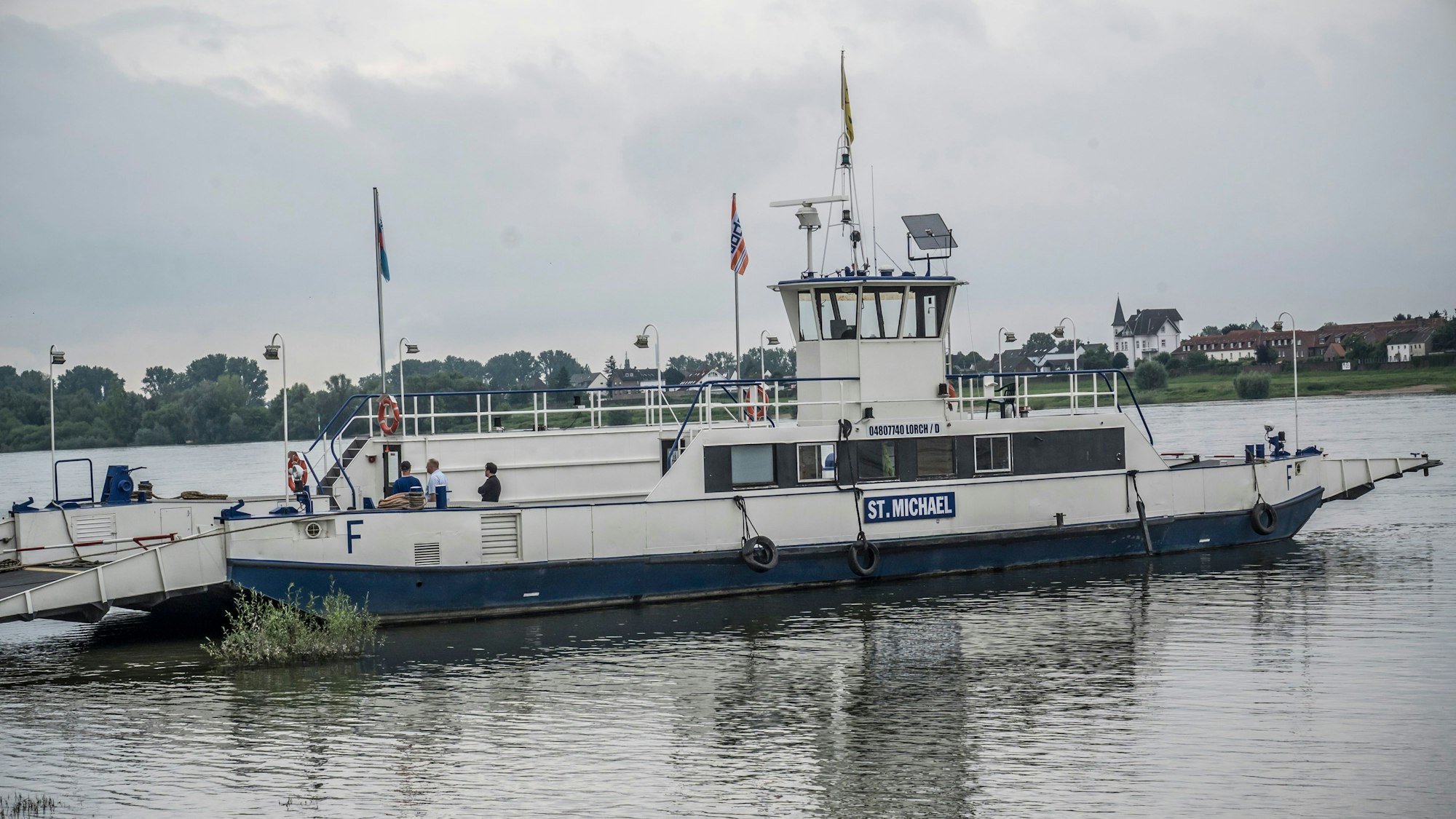 Die Fähre St. Michael hat in Hitdorf angelegt.
