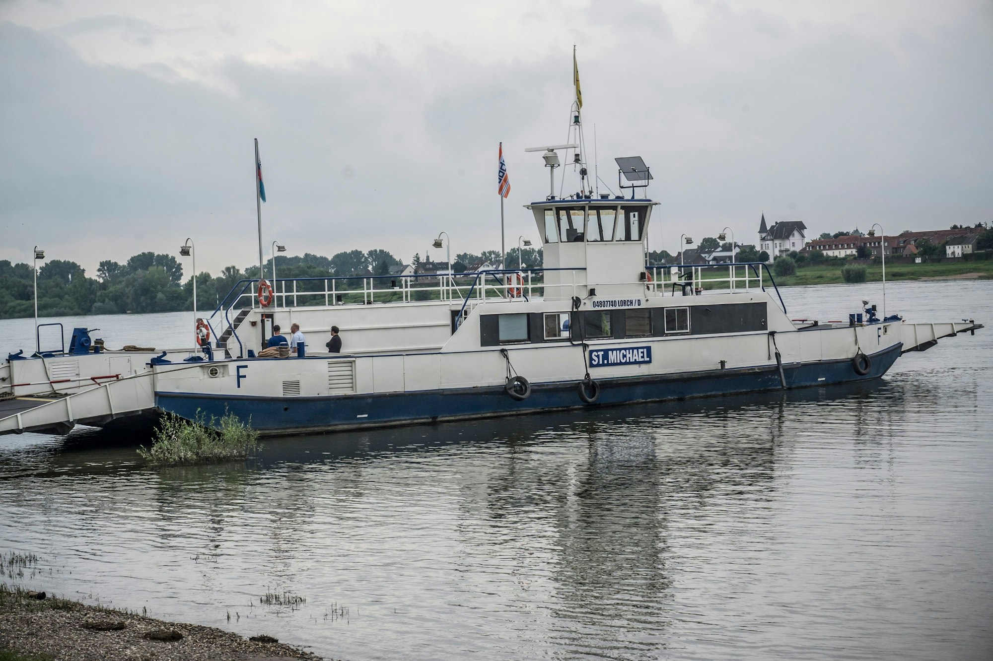 Die Fähre St. Michael hat in Hitdorf angelegt. Foto: Ralf Krieger