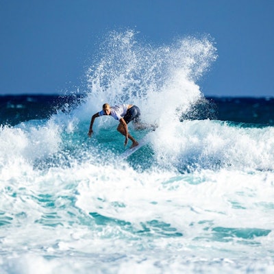 Tim Elter tritt im olympischen Surf-Wettbewerb auf Tahiti an.