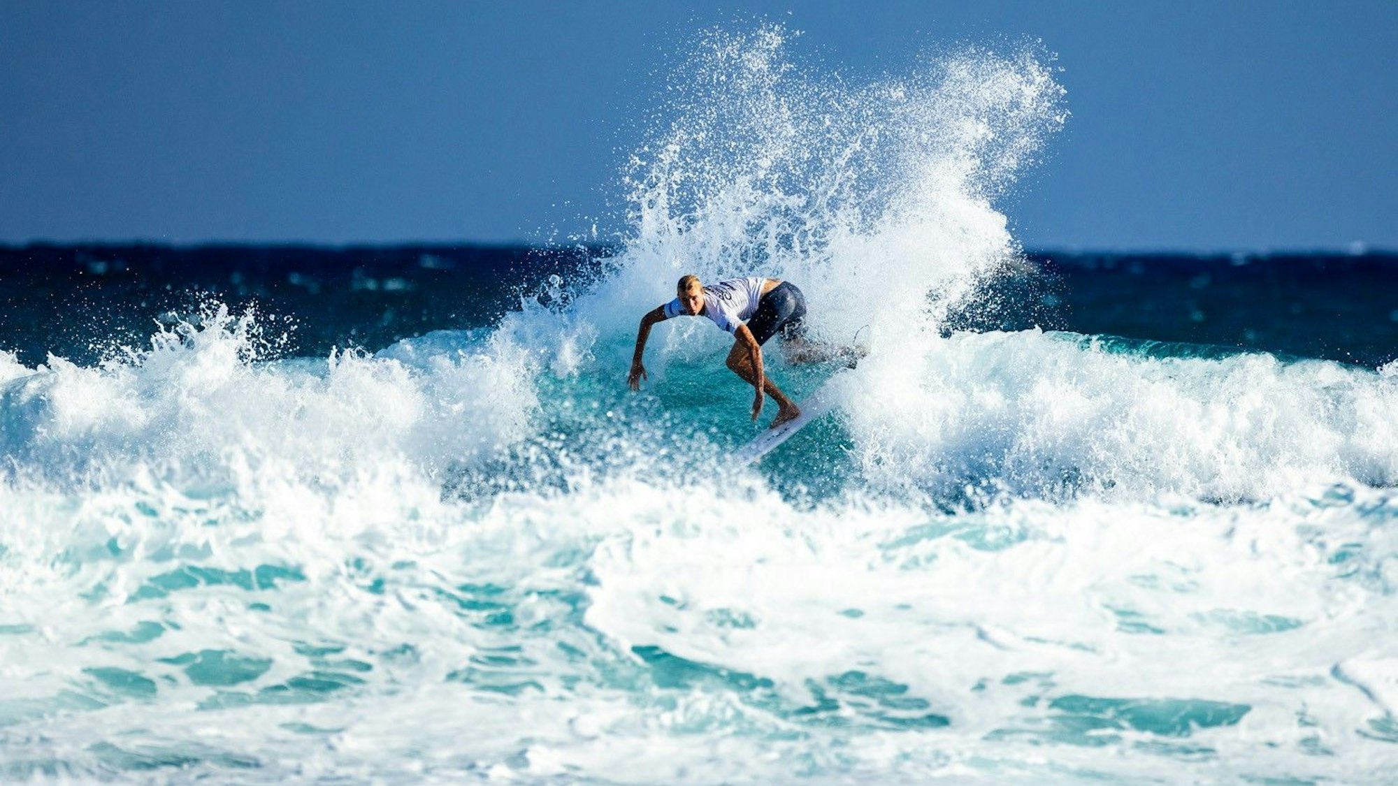 Tim Elter tritt im olympischen Surf-Wettbewerb auf Tahiti an.