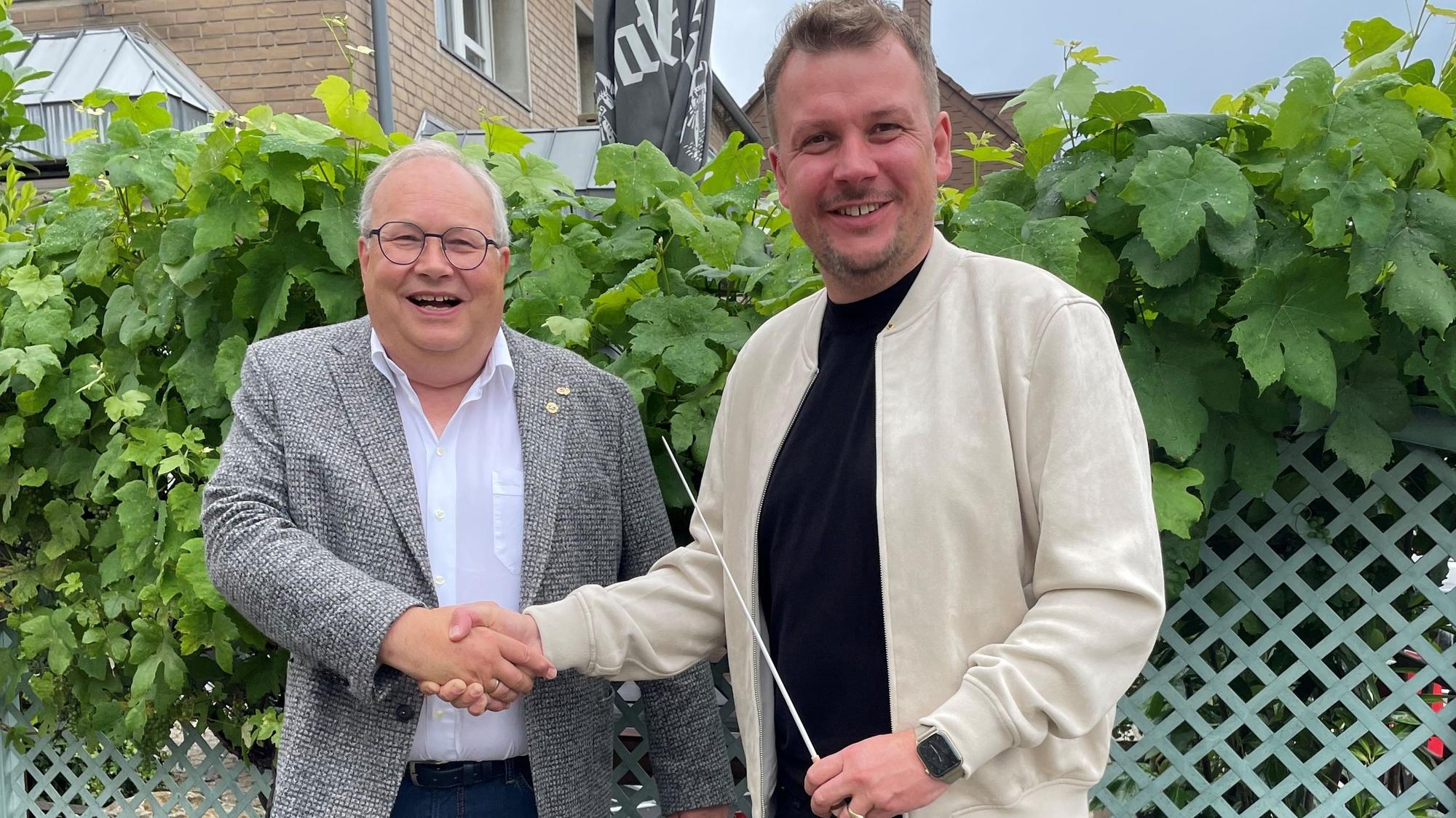 Auf dem Bild ist der alte und der neue Präsident des Lions Clubs Hürth zu sehen.
