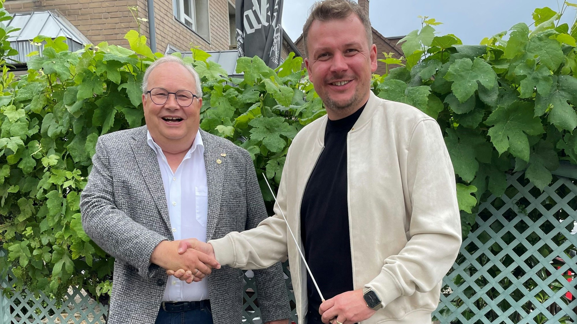 Auf dem Bild ist der alte und der neue Präsident des Lions Clubs Hürth zu sehen.