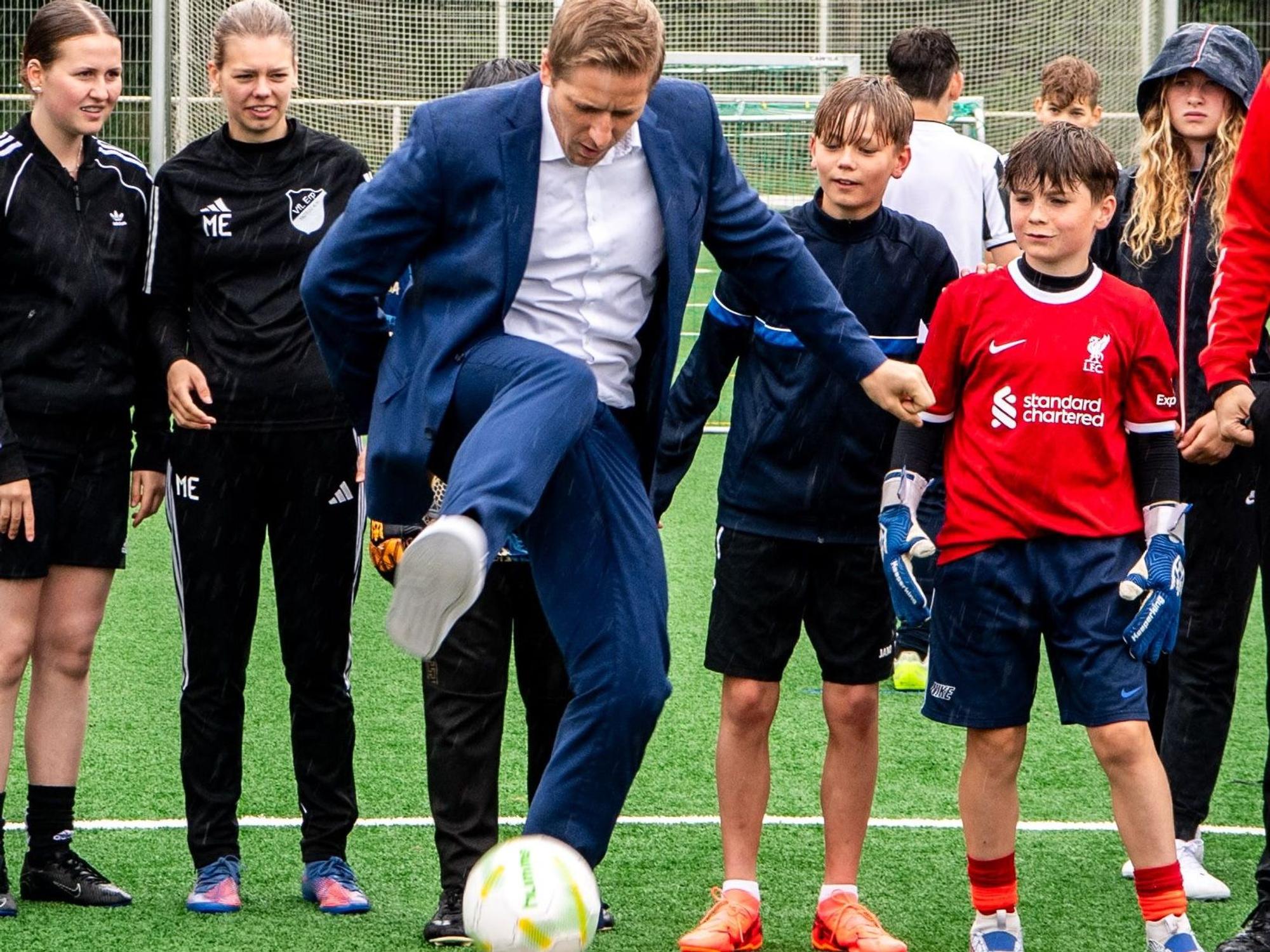 Das Bild zeigt Markus Ramers, wie er seine Ballhochhalten-Skills präsentiert.
