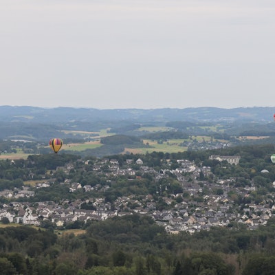 Heißluftballone schweben am Himmel.