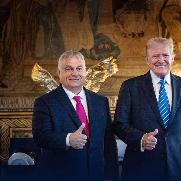 Der ungarische Premierminister Viktor Orban posiert mit dem ehemaligen US-Präsidenten Donald Trump auf Trumps Anwesen in Mar-a-Lago in Palm Beach, Florida.