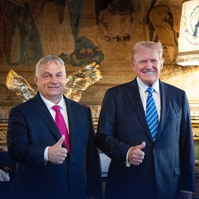 Der ungarische Premierminister Viktor Orban posiert mit dem ehemaligen US-Präsidenten Donald Trump auf Trumps Anwesen in Mar-a-Lago in Palm Beach, Florida.