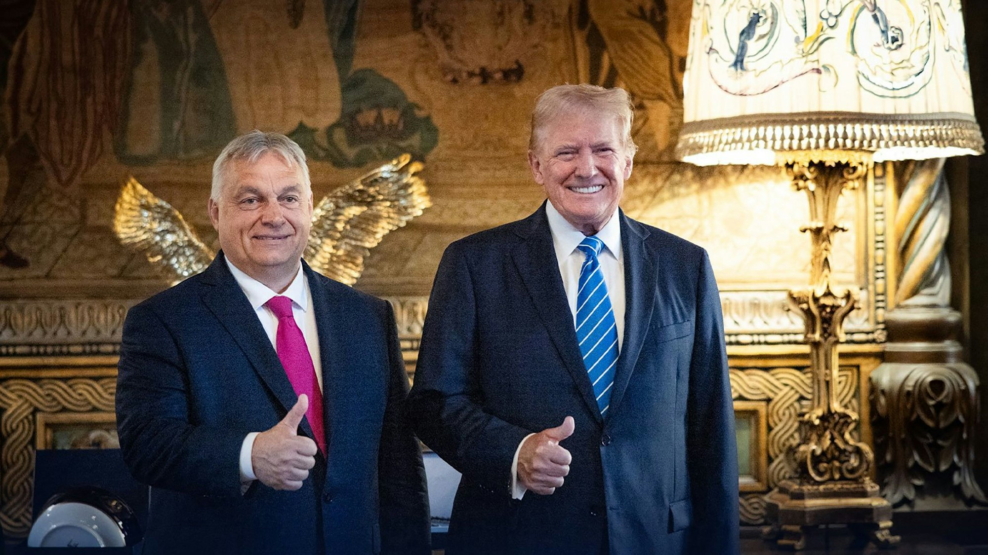 Der ungarische Premierminister Viktor Orban posiert mit dem ehemaligen US-Präsidenten Donald Trump auf Trumps Anwesen in Mar-a-Lago in Palm Beach, Florida.