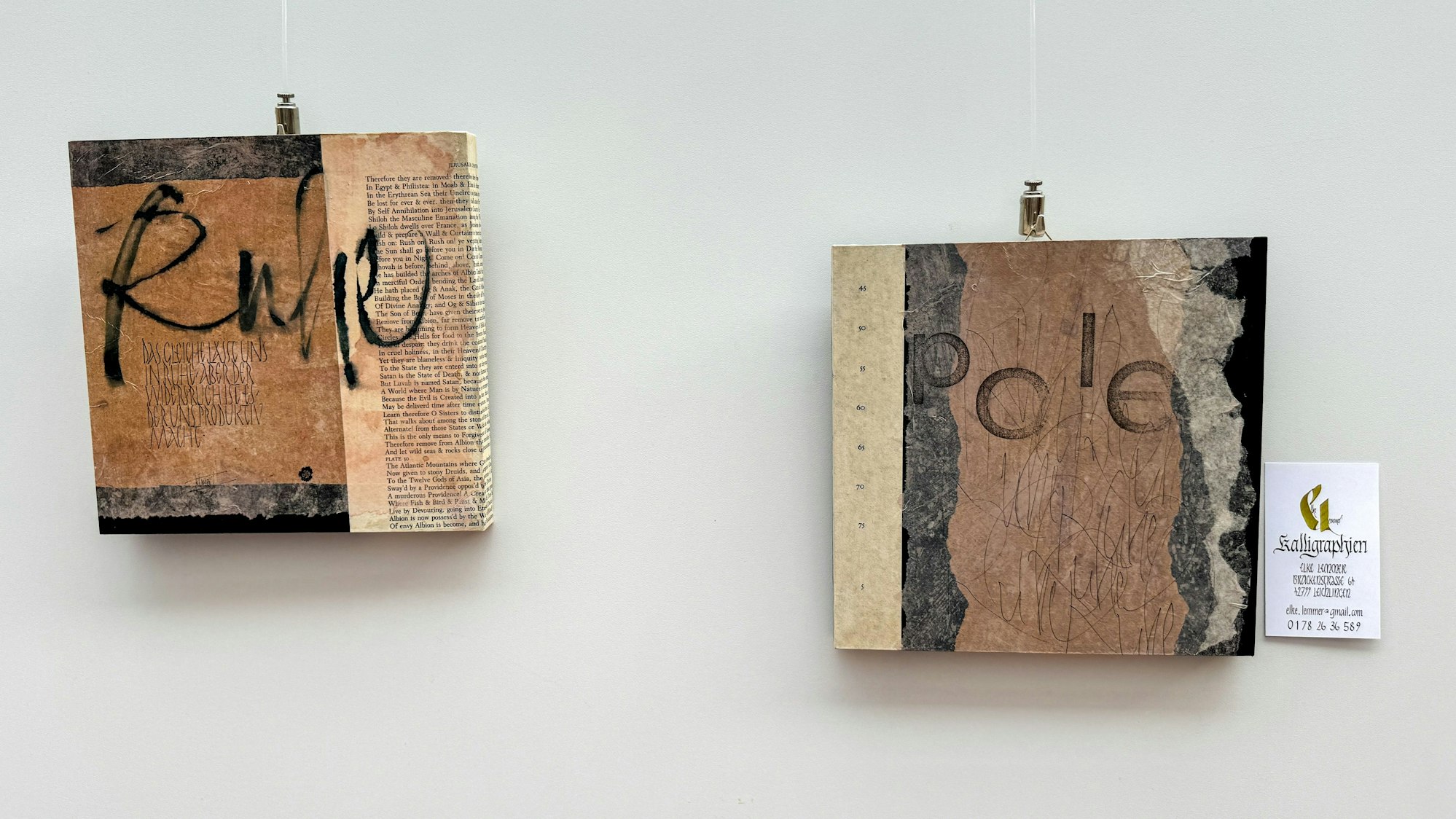 Zwei kalligrafische Arbeiten an einer Wand