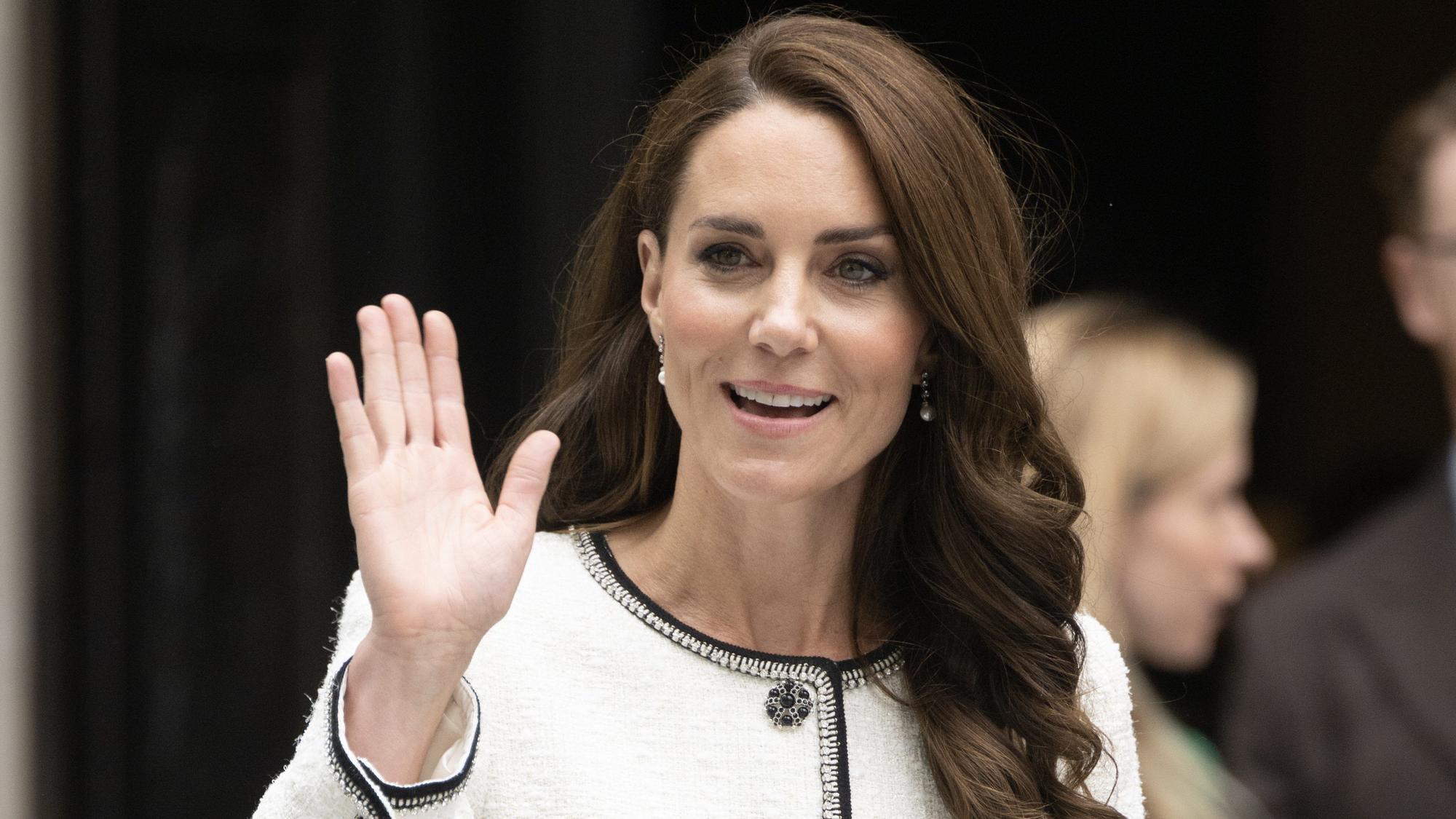 ARCHIV - 20.06.2023, Großbritannien, London: Kate (r), Prinzessin von Wales, winkt bei einem Besuch zur Wiedereröffnung der National Portrait Gallery nach einem dreijährigen Renovierungsprogramm.