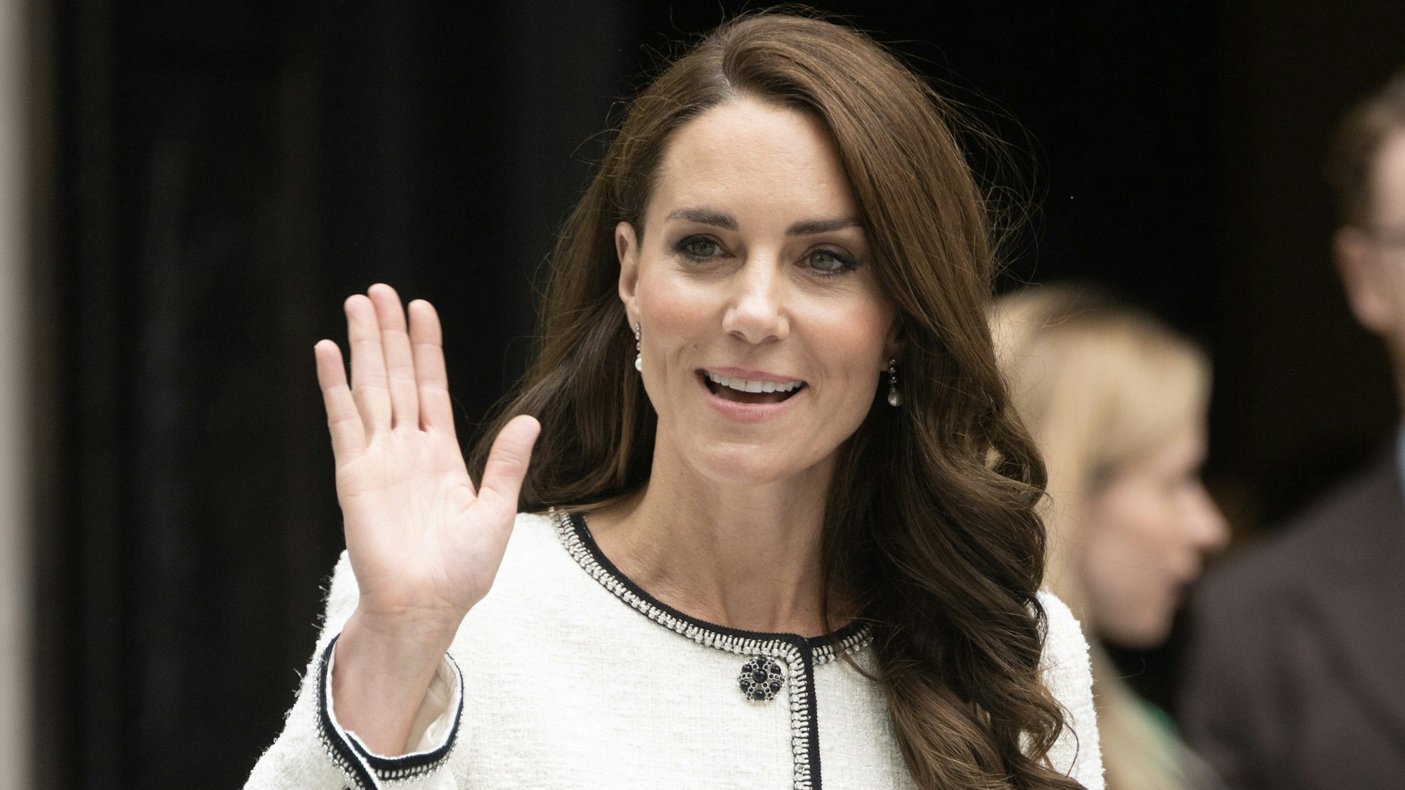 ARCHIV - 20.06.2023, Großbritannien, London: Kate (r), Prinzessin von Wales, winkt bei einem Besuch zur Wiedereröffnung der National Portrait Gallery nach einem dreijährigen Renovierungsprogramm.