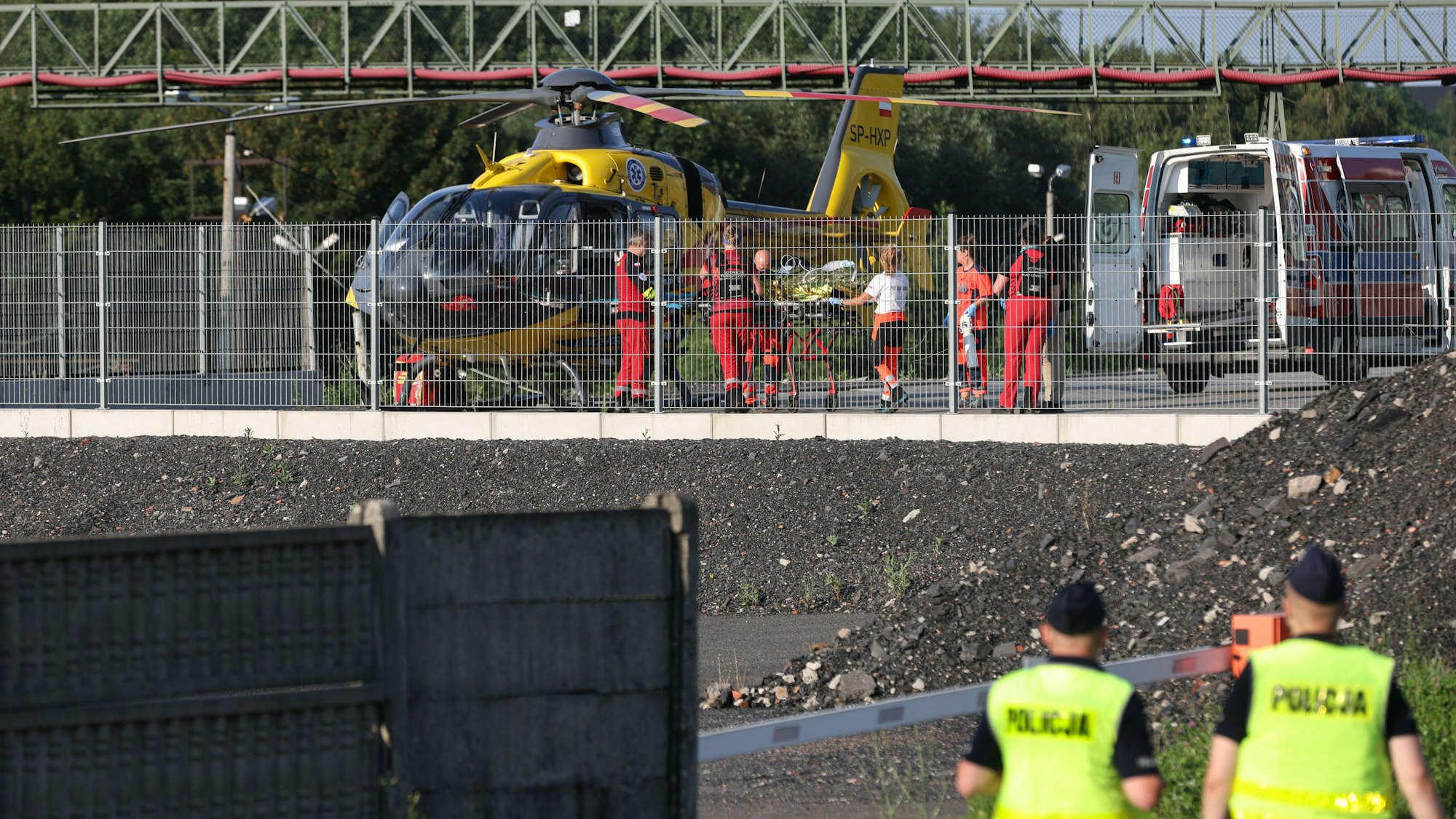 Ein Rettungshubschrauber bringt einen verletzten Bergmann von außerhalb des Bergwerks Rydultowy in Schlesien, Südpolen, ins Krankenhaus.