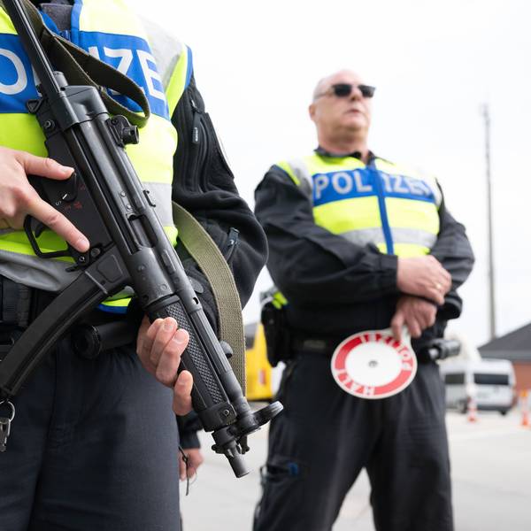 Bundespolizisten stehen anlässlich von Grenzkontrollen im Zuge der Fußball-EM auf einem Rastplatz in Sachsen an der Autobahn 17 nahe der deutsch-tschechischen Grenze.