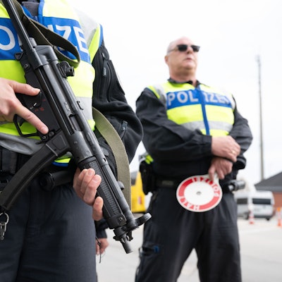 Bundespolizisten stehen anlässlich von Grenzkontrollen im Zuge der Fußball-EM auf einem Rastplatz in Sachsen an der Autobahn 17 nahe der deutsch-tschechischen Grenze.