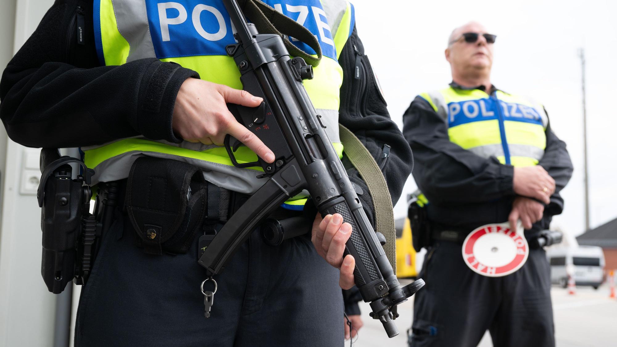 Bundespolizisten stehen anlässlich von Grenzkontrollen im Zuge der Fußball-EM auf einem Rastplatz in Sachsen an der Autobahn 17 nahe der deutsch-tschechischen Grenze.