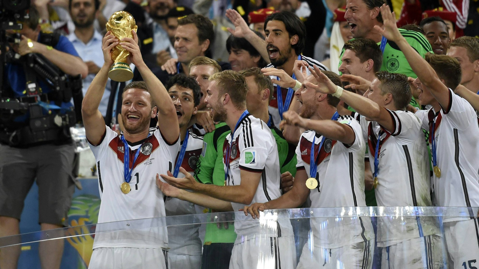 Die deutschen Weltmeister von 2014 bei der Siergerehrung nach nach dem Finale.