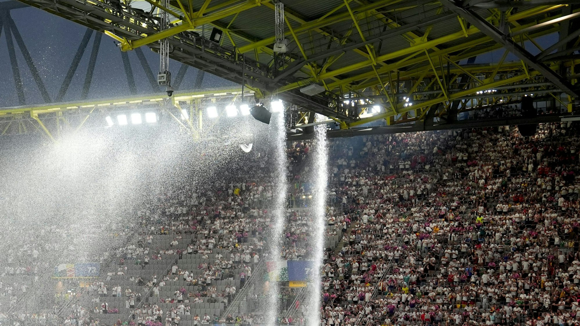 29.06.2024, Nordrhein-Westfalen, Dortmund: Fußball, UEFA Euro 2024, EM, Deutschland - Dänemark, Finalrunde, Achtelfinale, Stadion Dortmund, Regenwasser fließt vom Stadiondach. (zu dpa: «Polizeigewerkschaft: Keine hundertprozentige Sicherheit bei EM») Foto: Marcus Brandt/dpa +++ dpa-Bildfunk +++