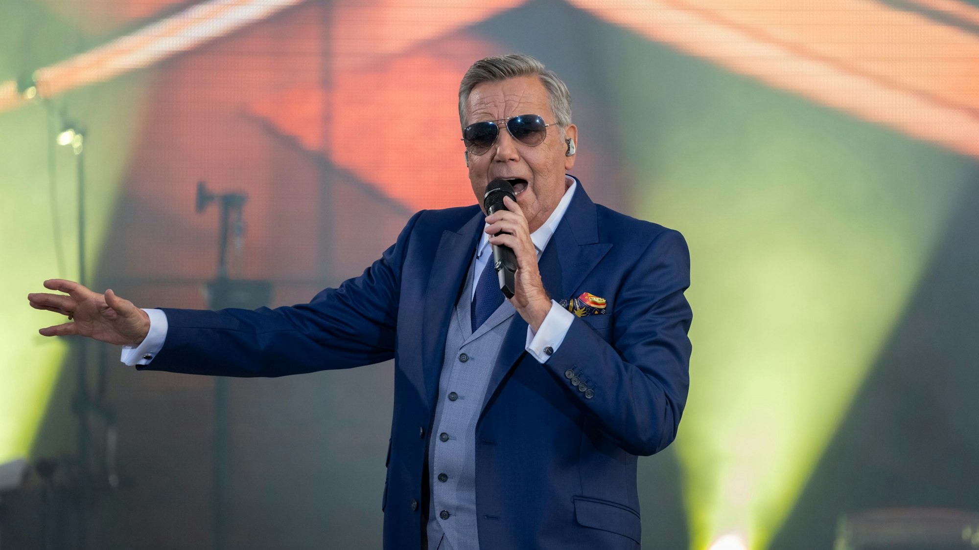 Roland Kaiser steht zum Auftakt seiner Tour 2023 auf der Bühne am Elbufer.