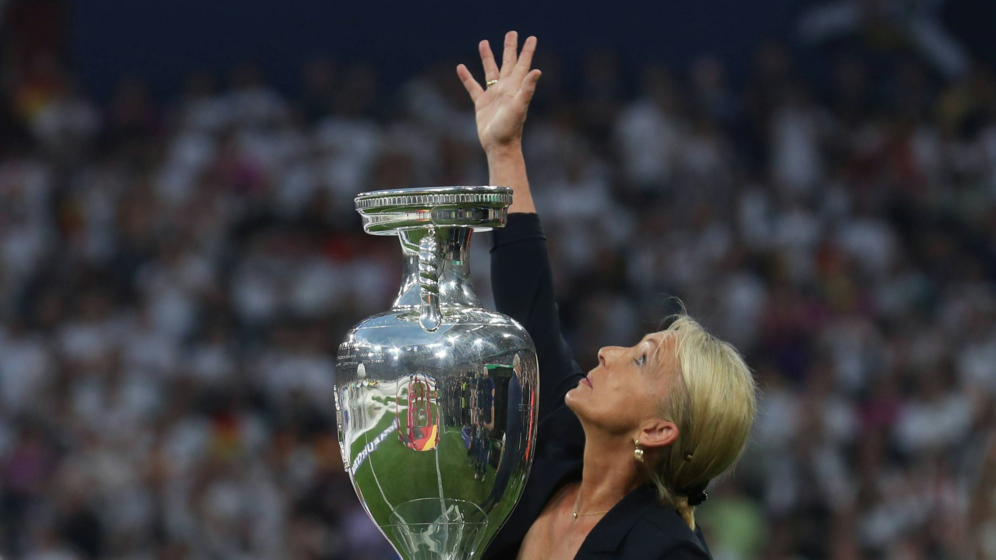 Sport Bilder des Tages EM 2024: Deutschland - Schottland am 14.06.2024 in der Allianz Arena in München Heidi Beckenbauer bringt den EM Pokal ins Stadion und mit Grüßen in den Himmel zu ihrem Franz *** EM 2024 Germany Scotland on 14 06 2024 at the Allianz Arena in Munich Heidi Beckenbauer brings the European Championship trophy into the stadium and sends greetings to her Franz in the sky MH
