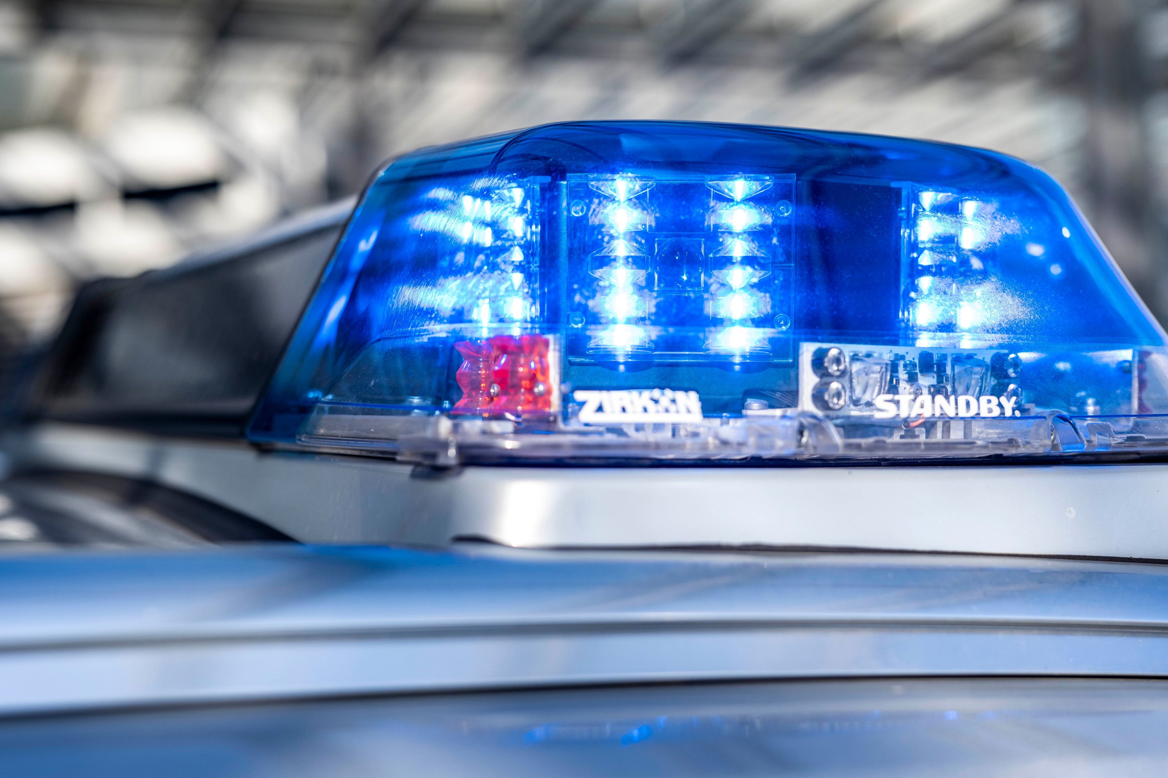 Das Blaulicht an einem Polizeiwagen ist eingeschaltet. (Symbolbild)