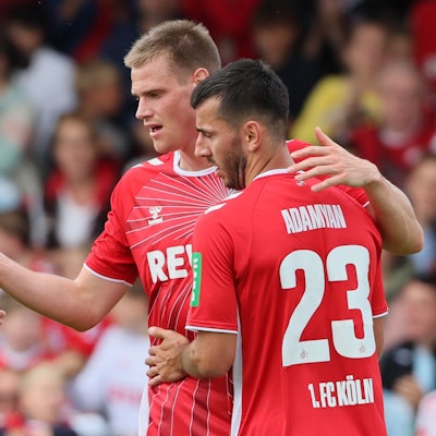 Steffen Tigges und Sargis Adamyan feiern den Kölner Treffer zum 3:1 gegen die Offenbacher Kickers.