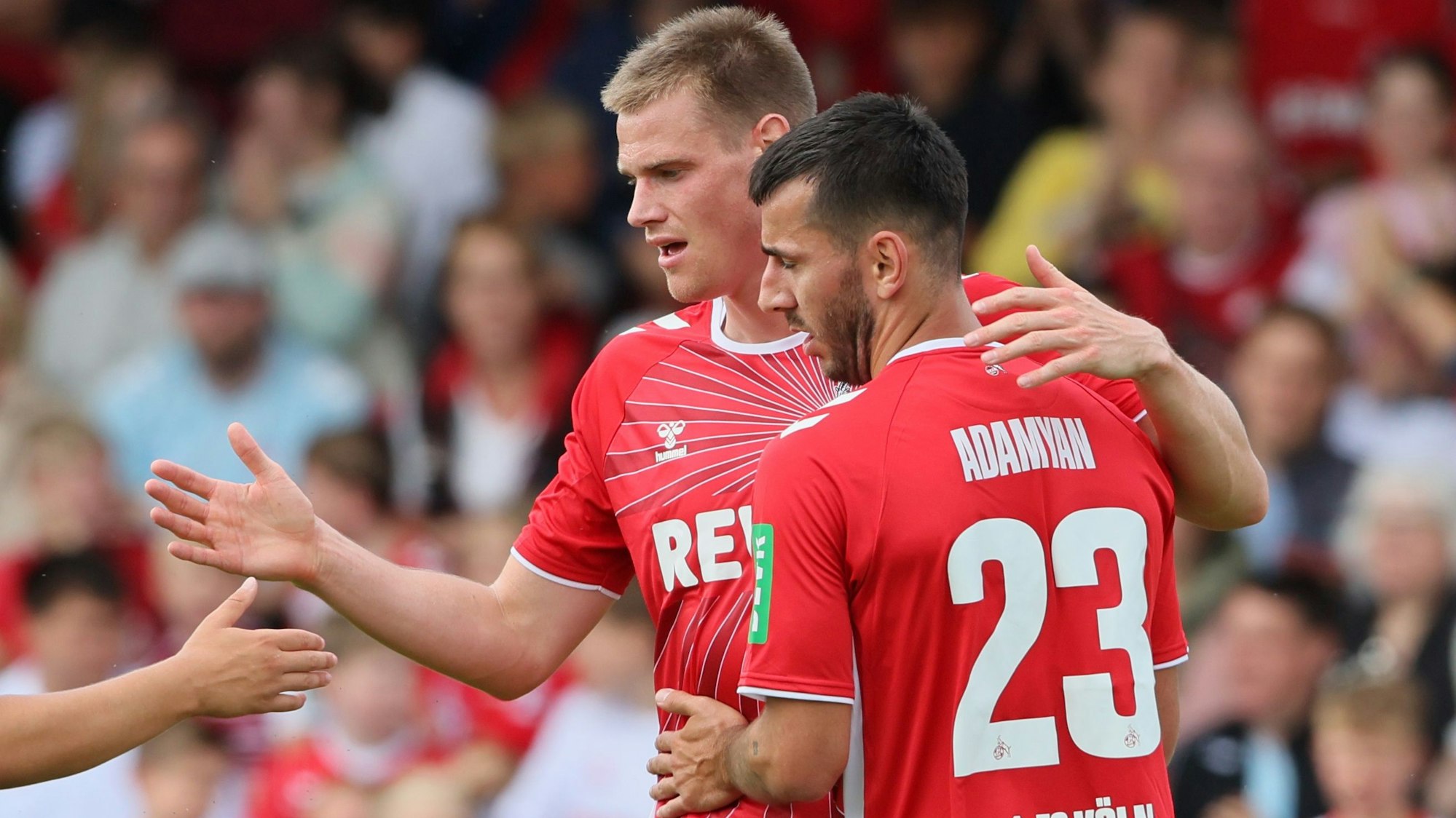 Steffen Tigges und Sargis Adamyan feiern den Kölner Treffer zum 3:1 gegen die Offenbacher Kickers.