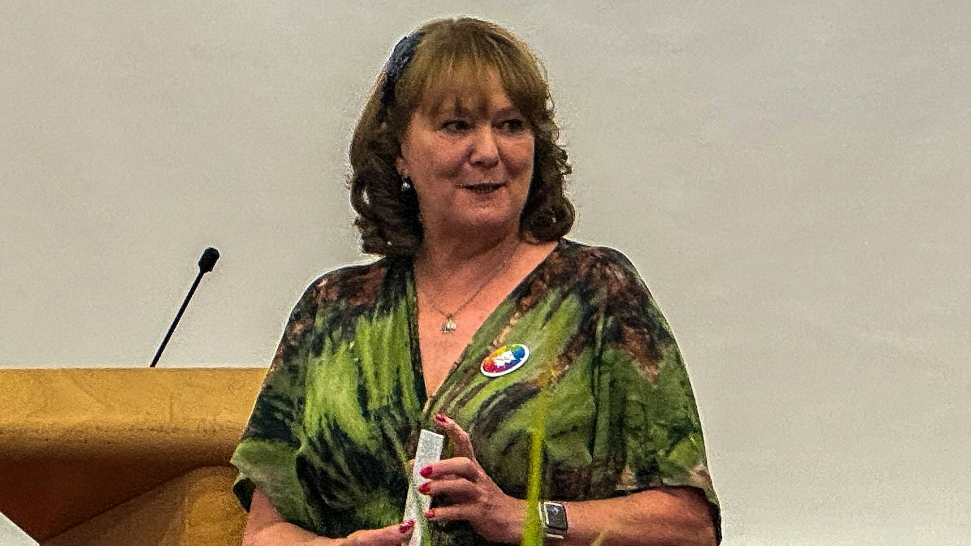 Eine Frau steht an einem Rednerpult