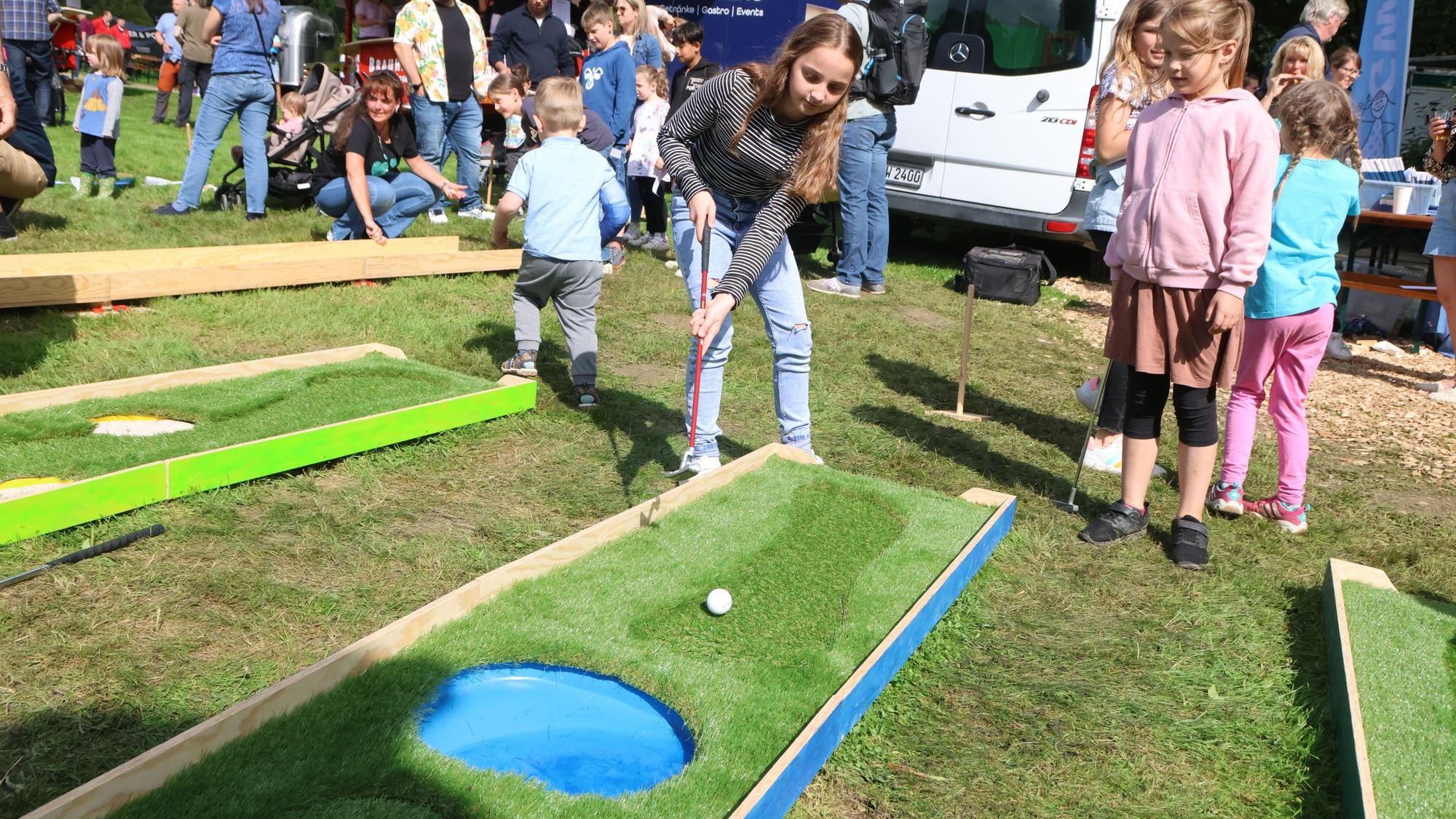 Lia Cremer (11) beim Minigolf