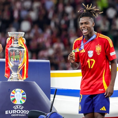 Spaniens Jungstars Lamine Yamal (l.) und Nico Williams jubeln nach dem Sieg vor dem Pokal.