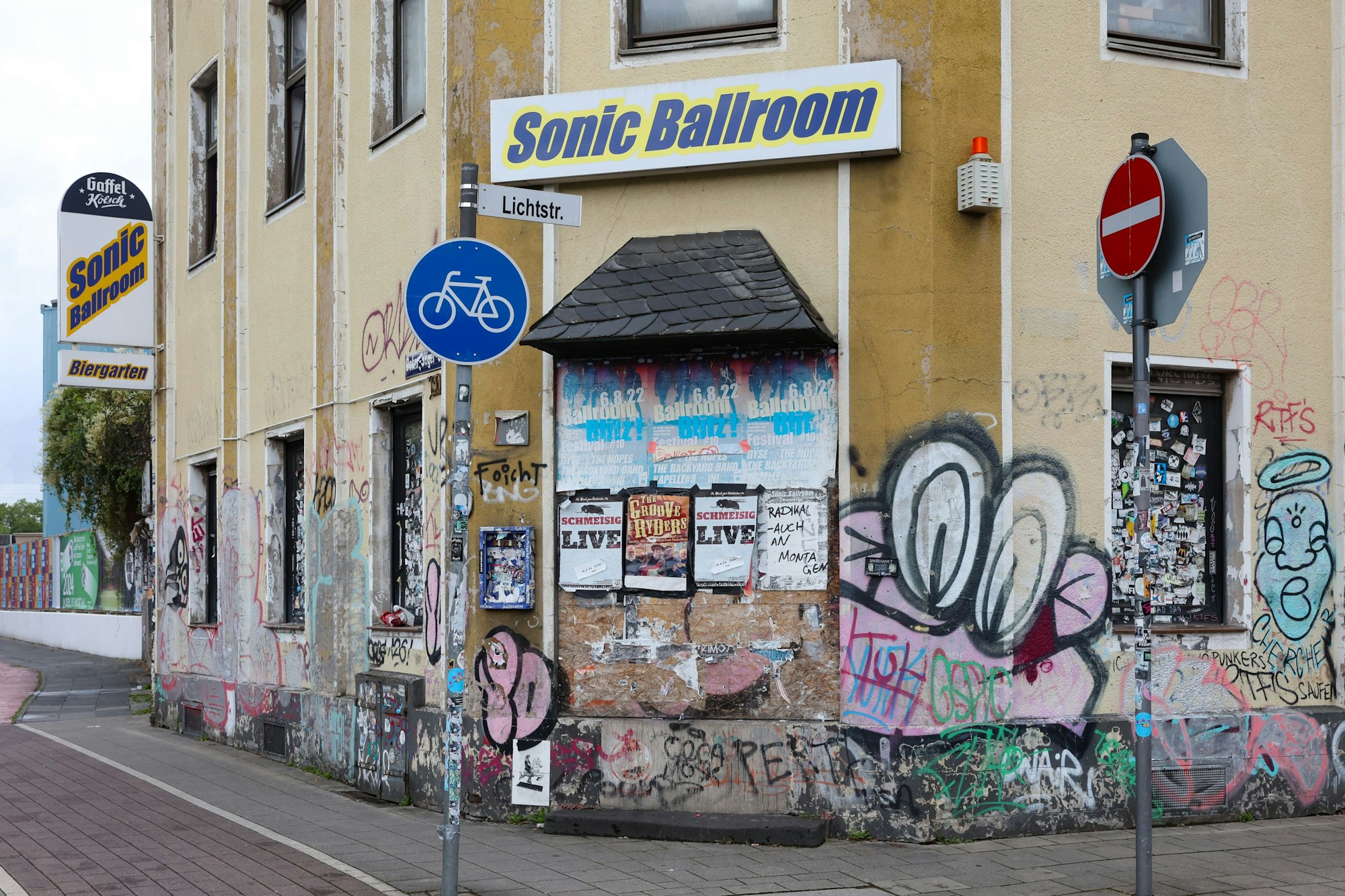 Außenfassade des Sonic Ballroom an der Oskar-Jäger-Straße: Das Schild befindet sich über dem ehemaligen Eingang.
