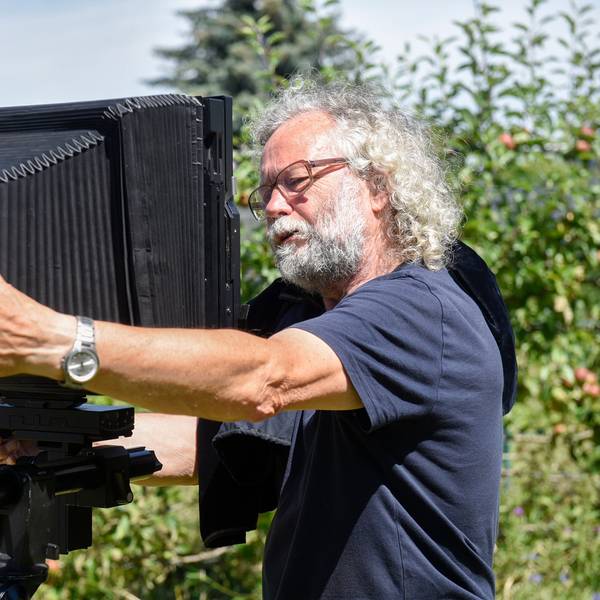 Hubert Perschke mit einer Großformatkamera.