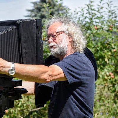 Hubert Perschke mit einer Großformatkamera.