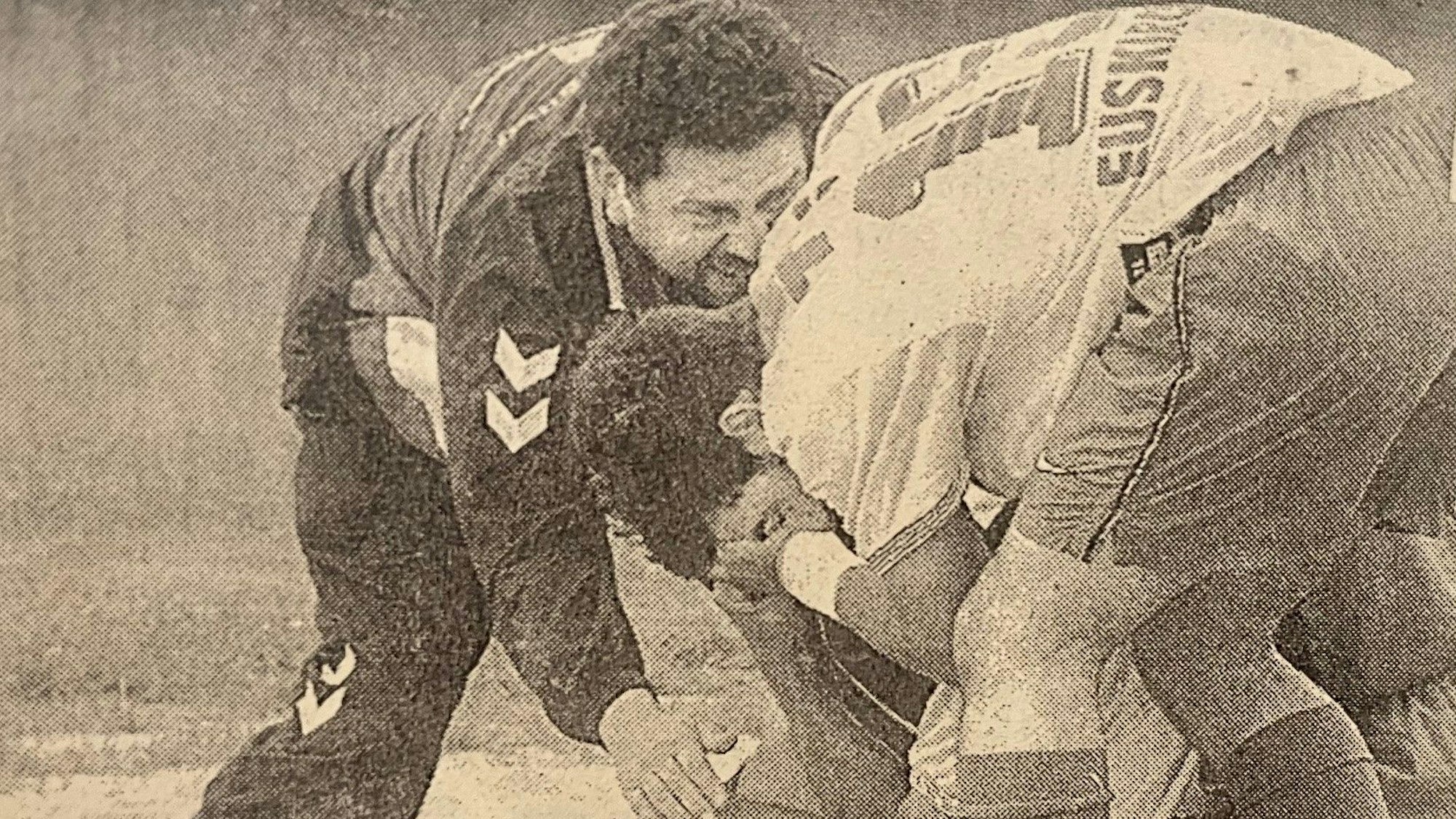 Fußballer des ETSC bejubeln mit einem Betreuer ein Tor.