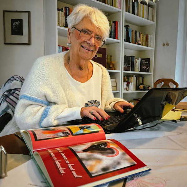 Autorin Inge Helm (86) in ihrem Wohnzimmer, wo sie am liebsten schreibt.