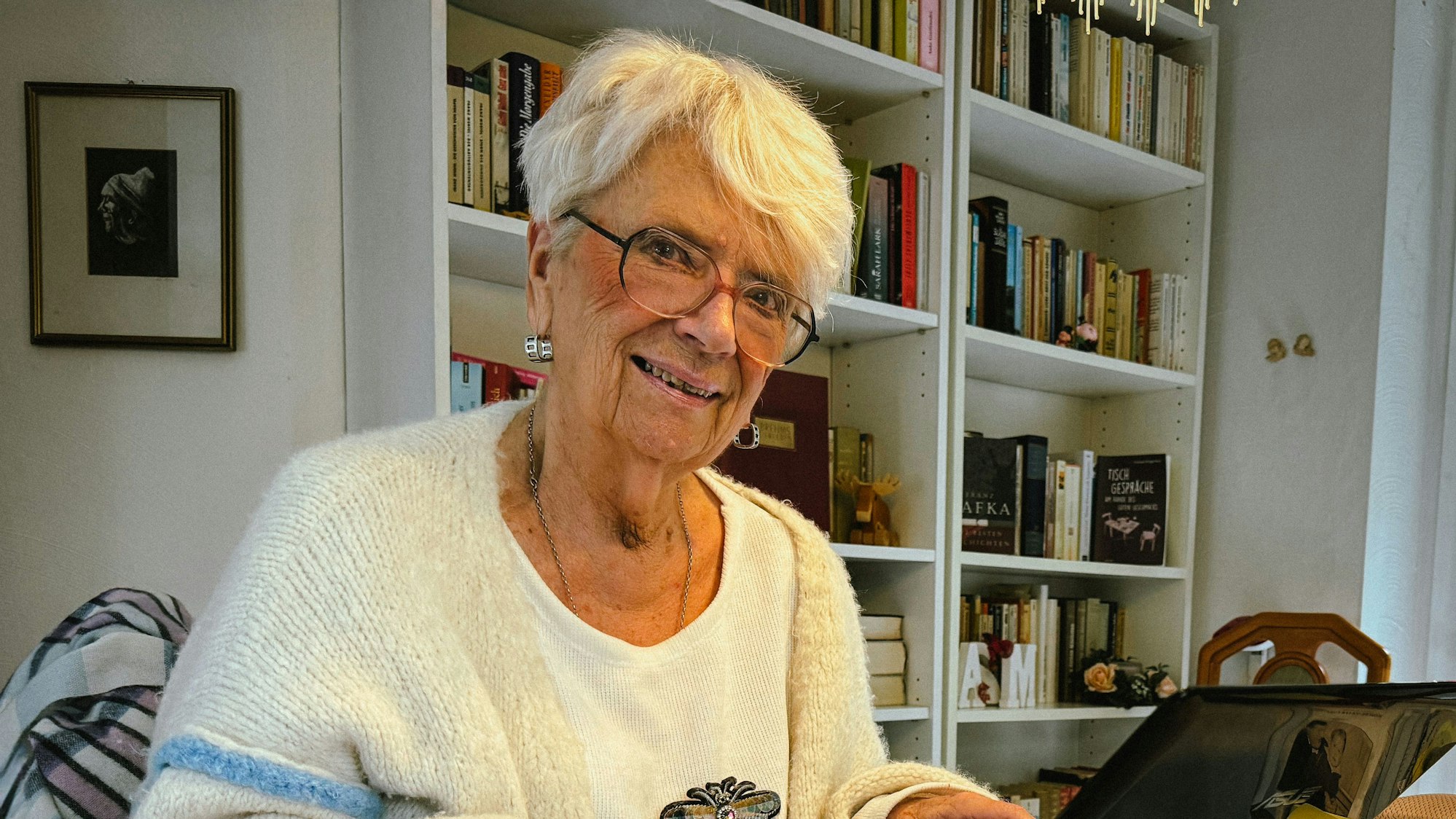 Autorin Inge Helm (86) in ihrem Wohnzimmer, wo sie am liebsten schreibt.